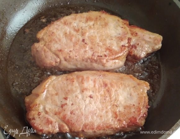 Духовку разогреть до 220°C. На сковородку налить масло и обжарить куски мяса с обеих сторон до румяной корочки.