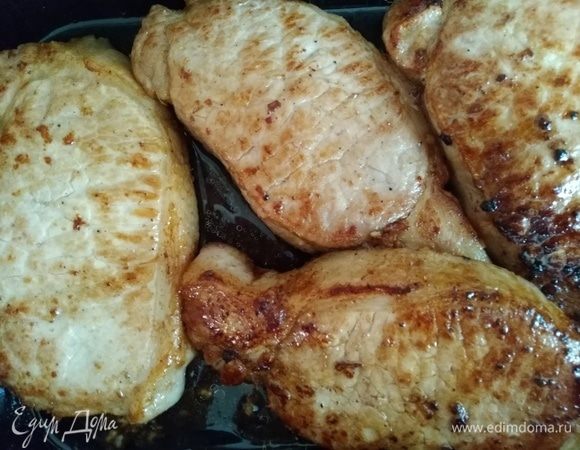 Оставшийся маринад вылить в форму для запекания и переложить в нее обжаренное мясо. Накрыть фольгой. Запекать 30 минут.