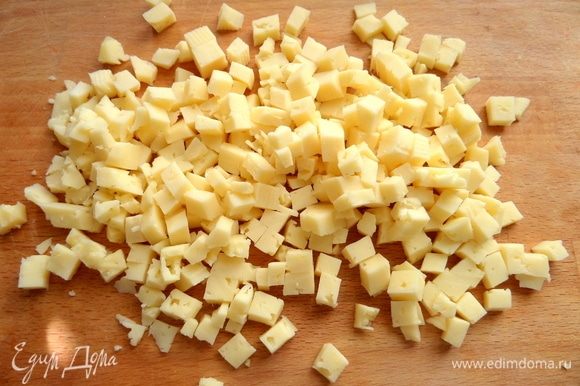 По рецепту весь сыр нужно нарезать кусочками, но я нарезала только сыр «Российский».