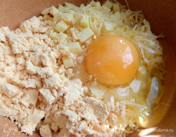 Сыр «Маасдам» натерла, так как он обладает сильным ароматом. Добавить яйца (одно заменила яичным порошком).