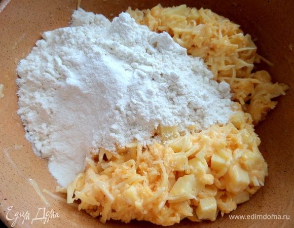 Смешать с мукой. Если берёте тоже яичный порошок, муку лучше уменьшить или добавить жидкость пару ложек.