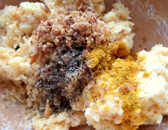 Кроме приправ раскрошила жареный сушеный лук для аромата — 1 ст. л., а не штука!