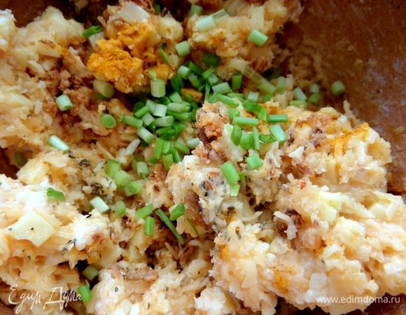 Немного зеленого лука.