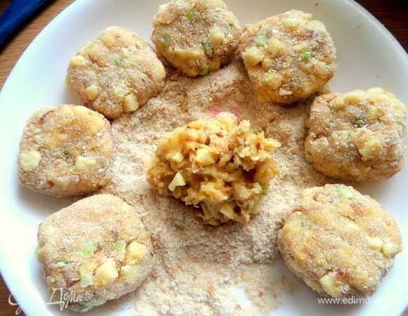 Скатать небольшие шайбочки типа сырничков, я обваляла в сухарях.