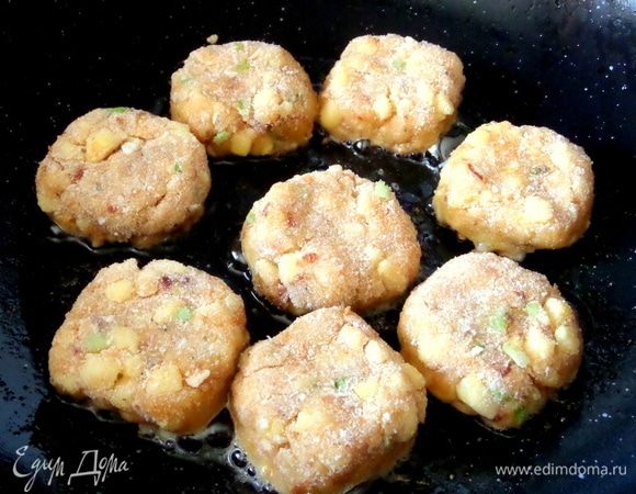 Разогреть сковороду с маслом и перенести туда кусочки.