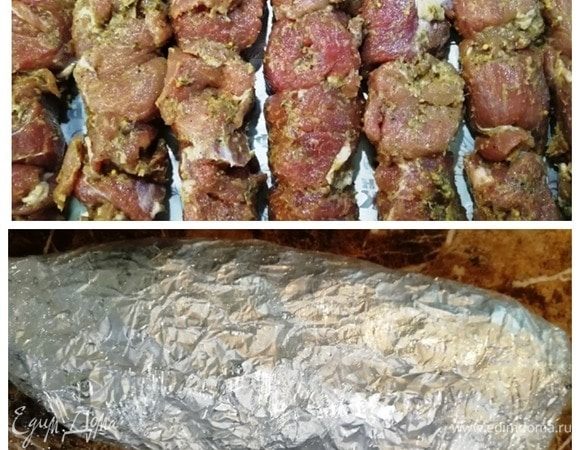 Когда закончили с приготовлением закусок, насаживаем мясо на шампура. Выкладываем на фольгу, сверху смазываем остатками маринада. Оборачиваем шашлыки несколькими слоями фольги и обматывем пищевой пленкой. Получилась «куколка», которую мы убираем до утра в холодильник. Мясо хорошо промаринуется за это время. И еще один бонус — мясо уже на шампурах, не придется марать руки на природе. Выложил на мангал и все!