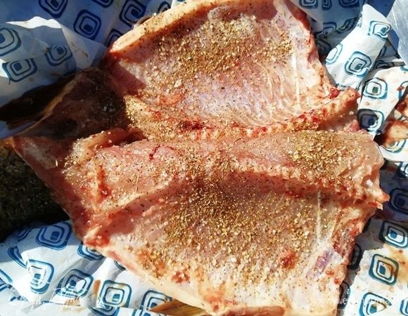 Почистим его, разрежем по брюшку и хребту. Приправляем специями.