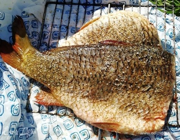 Со стороны кожи тоже приправим специями.