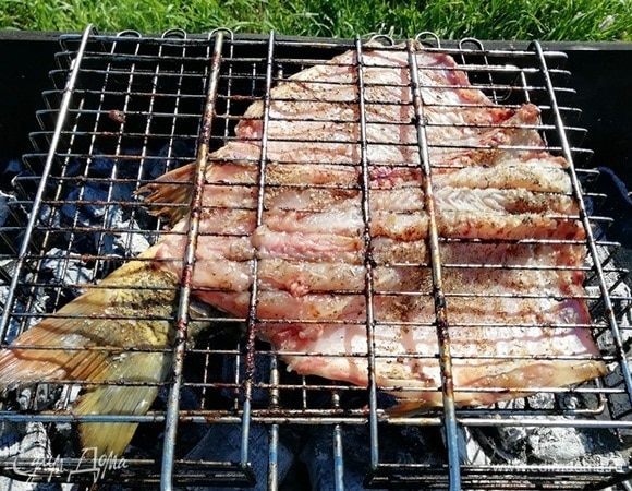 Отправляем решетку на мангал.