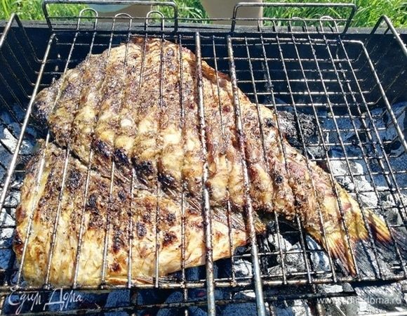 Переворачиваем рыбу и жарим с другой стороны.