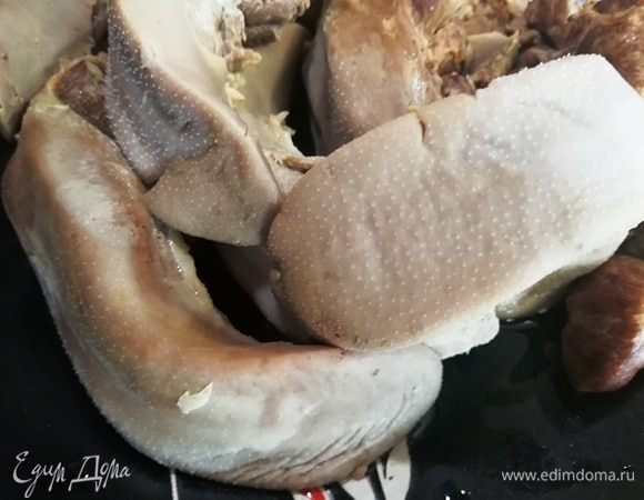 Прежде всего, отвариваем свиные языки в течение 2 часов в хорошо подсоленной воде со специями и лавровым листом.