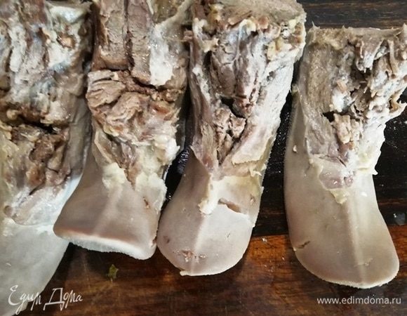 Свиные языки разрежем вдоль, но не насквозь. Просто подготовим место для начинки.