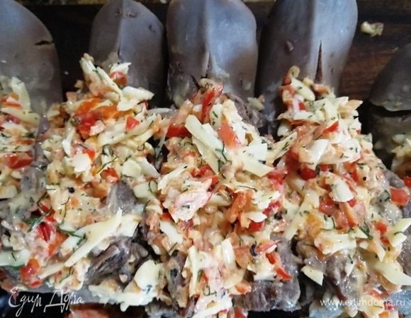 Начинку выкладываем внутрь языка и сверху.