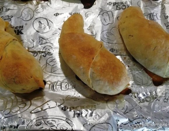 Переносим заготовки на противень и выпекаем в духовке при 180⁰С до зарумянивания теста. Начинка уже готова, тесто тонкое. Мне потребовалось 20 минут.