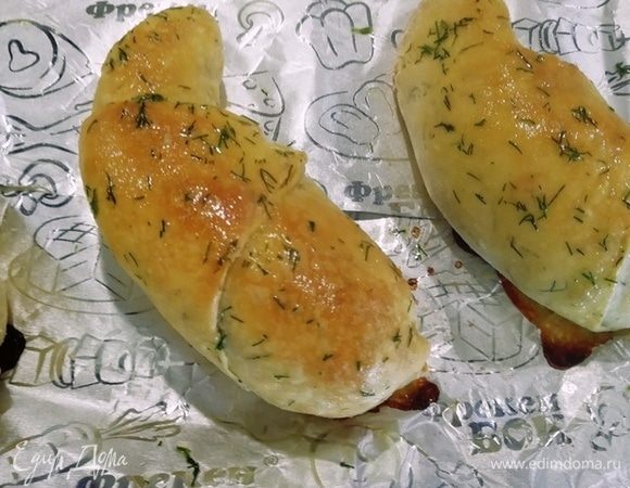 Готовые рогалики смазываем оставшимся ароматным маслом.