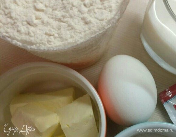 В большую миску просеять половину муки.