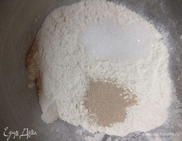 Добавить дрожжи, сахар, соль и перемешать.