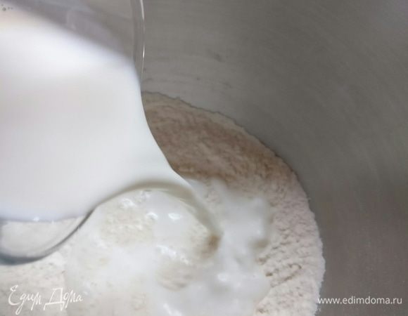 Налить теплое молоко.