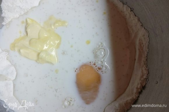Туда же яйцо и сливочное масло. Перемешать, подмешивая оставшуюся муку. Вымесить на протяжении 10 минут. Поставить в теплое место на 1–1,5 часа.