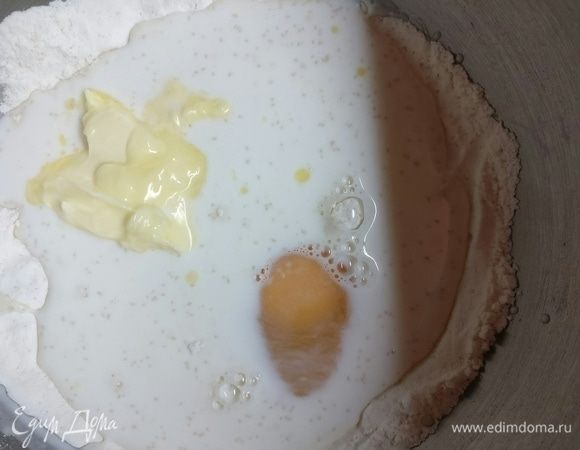 Туда же яйцо и сливочное масло. Перемешать, подмешивая оставшуюся муку. Вымесить на протяжении 10 минут. Поставить в теплое место на 1–1,5 часа.