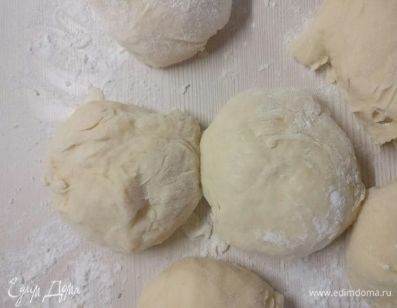 Подошедшее тесто нужно слегка обмять и разделить на 6 частей. Сформировать булочки и выложить на противень, поставить подходить в теплое место на 30–40 минут. Разогреть духовку до 180°C, смазать подошедшие булочки смесью желтка и воды. Можно посыпать кунжутом. Выпекать 15–20 минут.