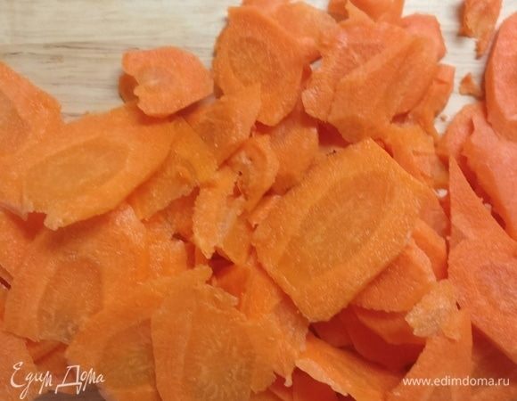 Готовим салатную начинку. Морковь нужно натереть на терке полосками.