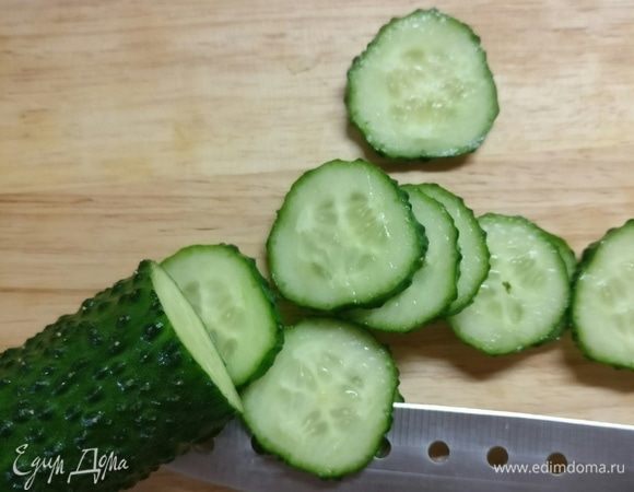 Нарезать тонко огурец. Смешать овощи + уксус и сахар. Перемешать и убрать в холодильник.