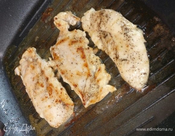 Филе курицы отбить в 1 см. Обсыпать перцем и солью. Пожарить на сковороде.