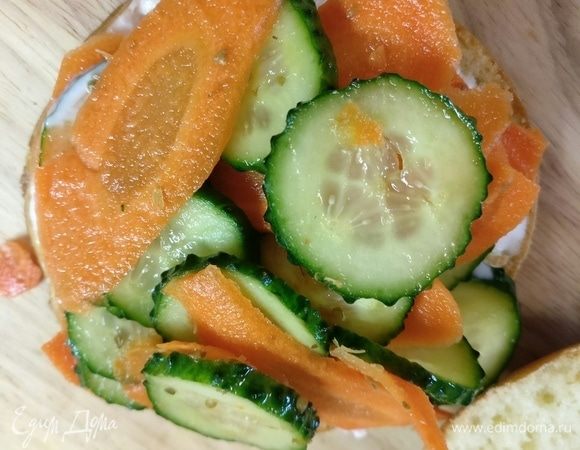 Выкладываем овощи, щедрую горсть.