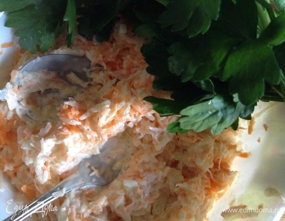 На терке натираем редьку, морковь. Лук репчатый мелко-мелко нарезаем и чуть ножом давим на доске (чтобы чуть сок пустил). Все в миску, солим, добавляем сметану и майонез, тщательно перемешали. Пусть пару минут постоит. Аромат редьки по полянке пойдет:)