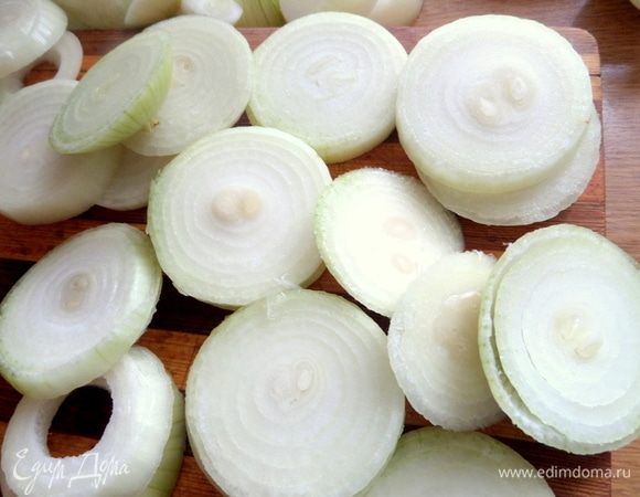Покупаем сочные крепенькие луковицы. Если есть в магазине огромные, тоже подойдут. Очистить, разрезать на толстенькие кольца.