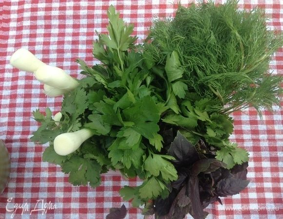 Безусловно, какие посиделки летом без зелени — укроп, базилик, лук зеленый, кинза, петрушка...