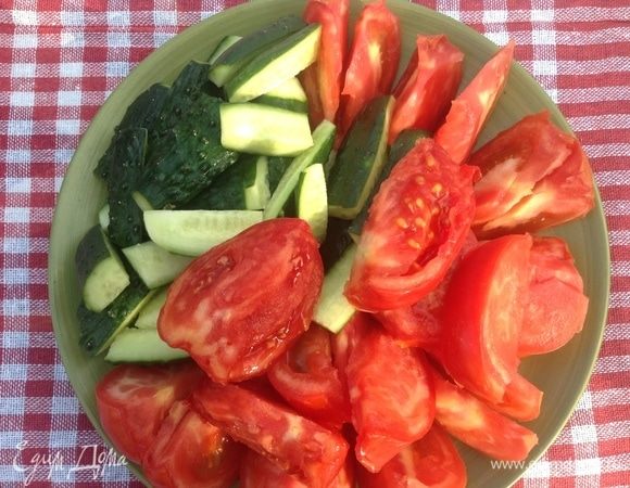 Однозначно, свежие огурчики и помидорки...