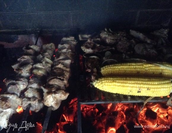 Конечно же, шашлычок и все, что было под рукой, — на угли! Кукуруза, оказывается, ого-го...