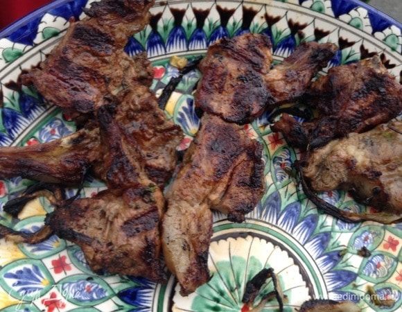 С тех же углей только что снятый барашек... Плюс к свиному шашлычку, легкие как само лето:)