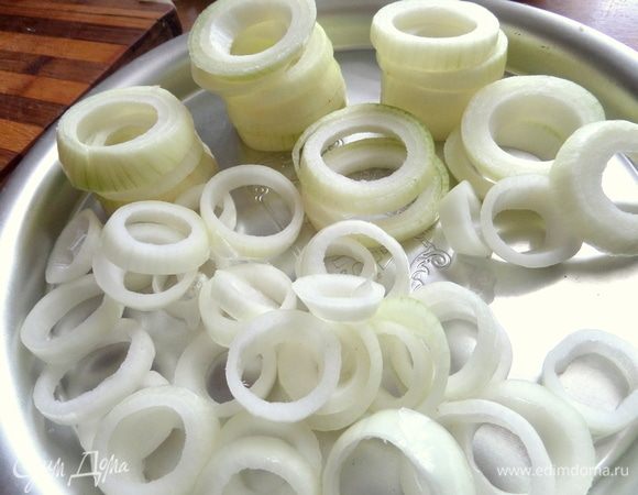 Выдавить серединку из каждого кольца, оставив 2–3 слоя. Получаем колечки разного размера, но ничего страшного. Совсем обрезки кидаем в суп, бульон, подливку...