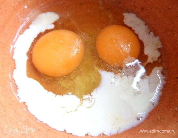 Для кляра в яйца плеснуть немного молока или воды, посолить чуть. Тут два яйца, но в конце мы еще одно разбили.