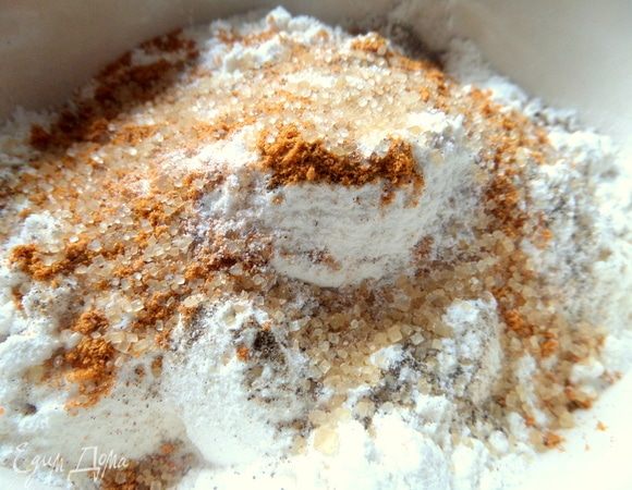 Для мучной панировки все соединить с мукой. Остатки высыпать в банку и использовать в другой раз. Можно вообще одну муку взять, это не так важно.