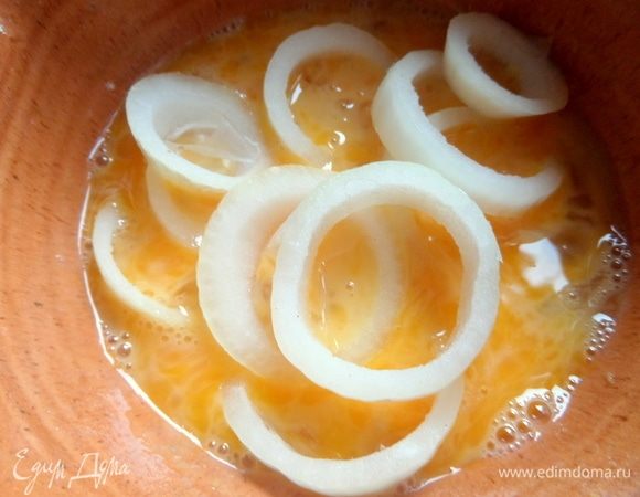 Кольца искупать в кляре.