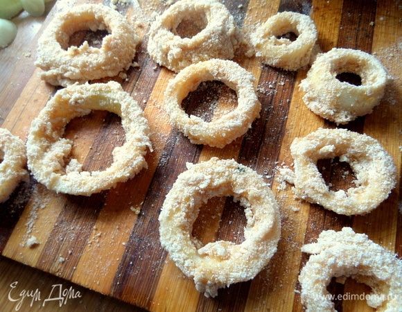 Желательно, подготовить партию колечек, пока разогревается масло в посуде с толстым дном.