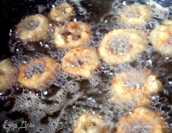 У меня широкая сковорода из каменной крошки. Делали фритюр в кастрюле из нержавейки, там горело быстро.