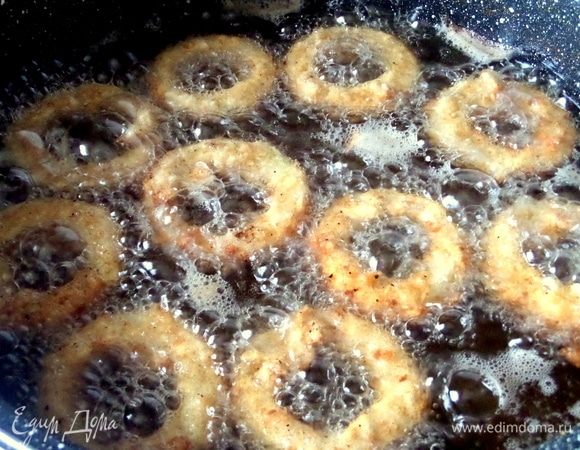 Итак, кидаем осторожно кольца в кипящее масло одним слоем.
