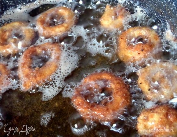 В процессе переворачиваем вилкой.