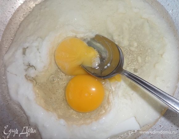 Тем временем приготовить тесто. Сначала яйца соединить с простоквашей и растительным маслом, взболтать.