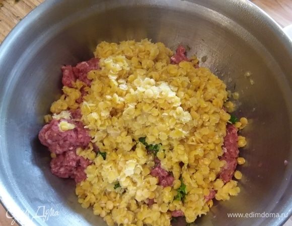 Фарш (у меня говяжий, но будет сочнее и нежнее, если фарш будет смешанным) смешать с 1 ч. л. соли, зирой, корицей и перцем. По желанию, можно добавить любимую зелень (у меня укроп и петрушка). Можно использовать также мелко рубленый лук и чеснок. Добавить 3 ст. л. теплой воды для того, чтобы тефтели были сочными. Мокрыми руками слепить тефтели. Корицу добавила от себя (добавляю ее в люля-кебаб — это очень вкусно!).