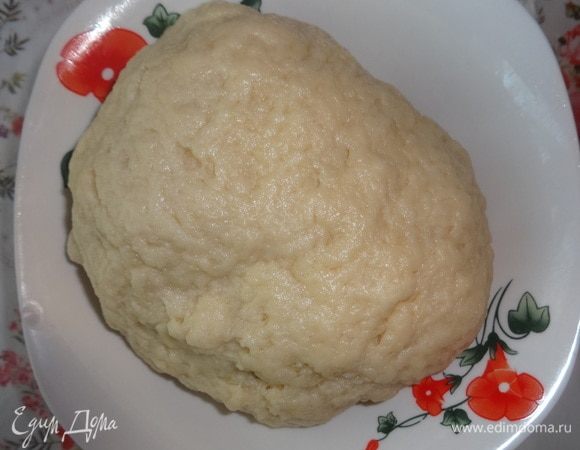 Собрать тесто в шар. Накрыть миску пленкой и поставить тесто в холодильник на 0,5 часа.