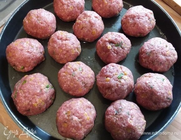 Обжарить тефтели в разогретом масле до золотистого цвета. У меня в микроволновой печи есть функция crisp — хрустящий. Я могу готовить пиццу в микроволновке и тефтели тоже. Они не получаются такими зажареными, зато более полезные.