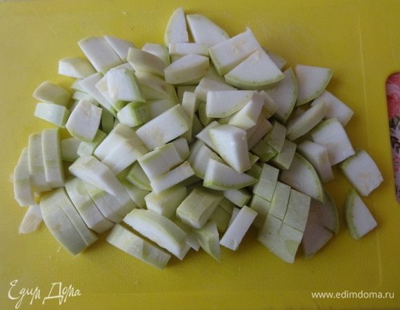 Кабачок вымыть, обсушить, нарезать такими же кусочками, как и баклажаны.