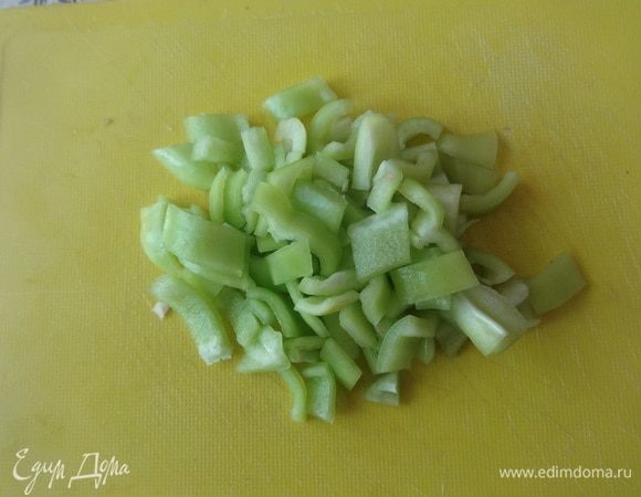 Перец вымыть, обсушить, удалить из него семена. Нарезать маленькими брусочками. Чеснок очистить, вымыть, обсушить и натереть на мелкой терке.