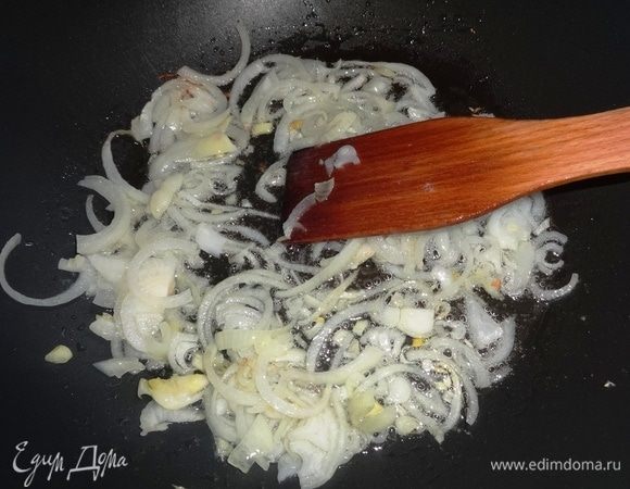 В сковороду налить растительное масло, прогреть его и положить лук. Обжаривать до золотистого цвета.